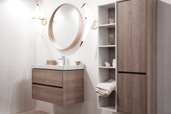 Modernes Badezimmer mit Waschbecken und Spiegel